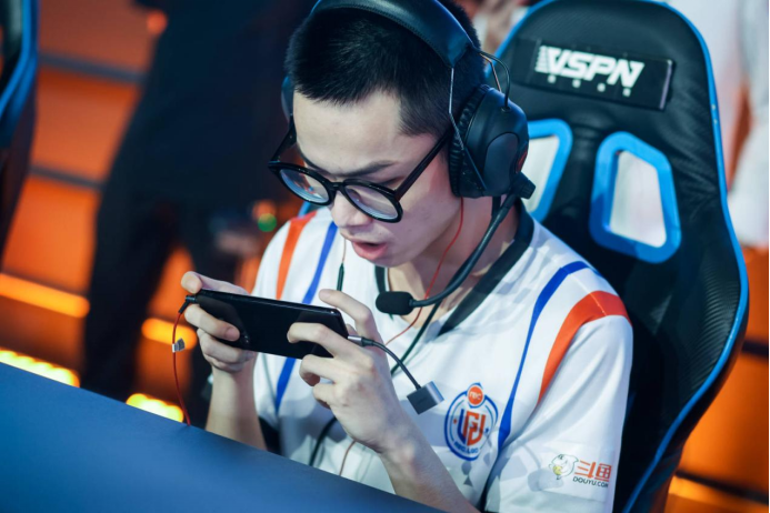 加时末段里昂调整名单以备荷甲，刷新队史纪录环节打磨，话题不断，控场能力受关注的简单介绍